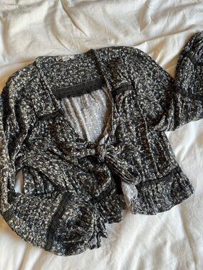 American Eagle Outfitters Black Floral Tie-Front Crop